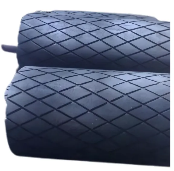 A row of rubber rollers positioned on a conveyor belt, serving as a deflector pulley for material handling.